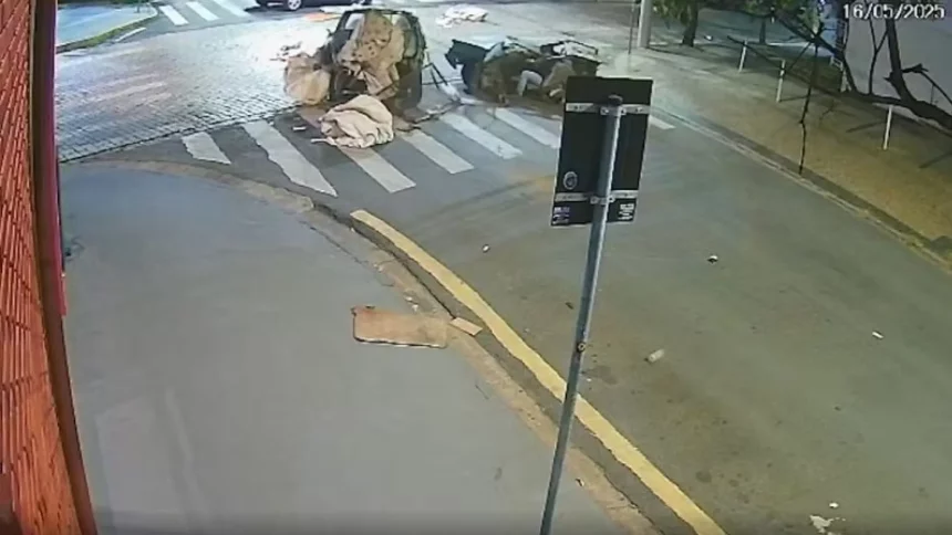 carro-se-parte-ao-meio-em-acidente-e-motorista-segue-dirigindo-o-veiculo