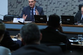 ministro-da-agricultura-anuncia-que-foco-de-gripe-aviaria-esta-contido