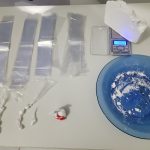 homem-e-flagrado-pela-pm-preparando-cocaina-para-venda-em-itanhem