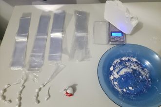 homem-e-flagrado-pela-pm-preparando-cocaina-para-venda-em-itanhem