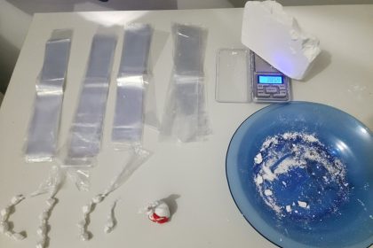 homem-e-flagrado-pela-pm-preparando-cocaina-para-venda-em-itanhem