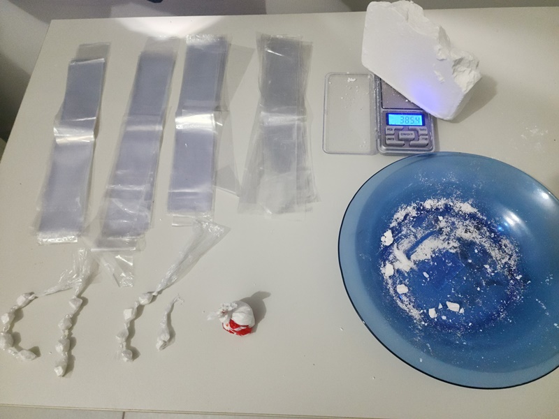 homem-e-flagrado-pela-pm-preparando-cocaina-para-venda-em-itanhem