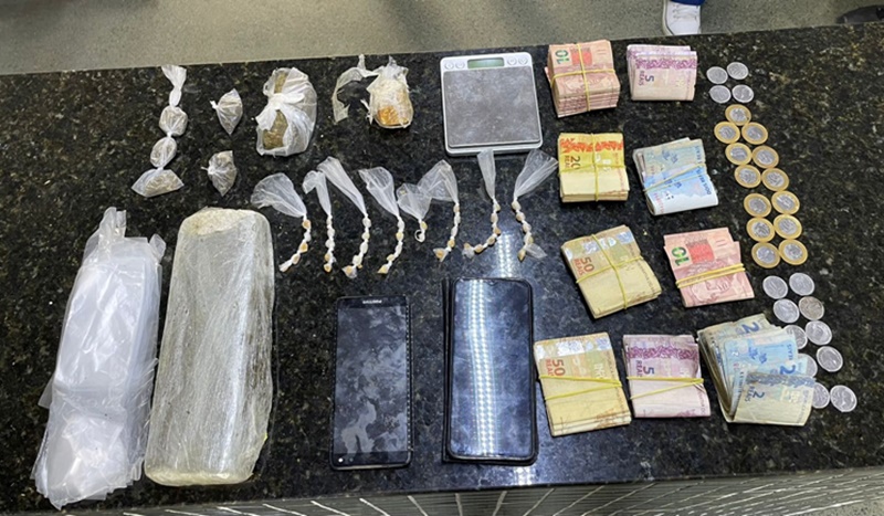 homem-e-preso-com-drogas,-arma-e-veiculo-adulterado-em-itamaraju