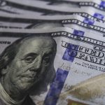 dolar-aproxima-se-de-r$-5,70-com-incertezas-sobre-iof