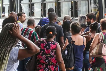 taxa-de-desemprego-fica-em-6,6%-no-trimestre-encerrado-em-abril