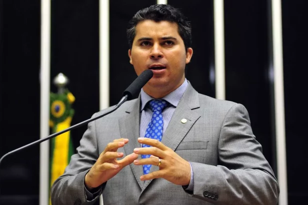 senador-que-discutiu-com-marina-assinou-jabutis-que-elevam-conta-de-luz-e-poluicao