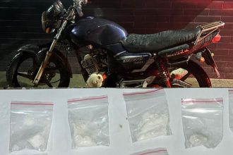 guarnicoes-da-operacao-pegasus-apreendem-drogas-e-motocicleta-adulterada-apos-pe