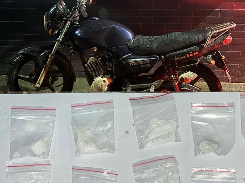 guarnicoes-da-operacao-pegasus-apreendem-drogas-e-motocicleta-adulterada-apos-pe