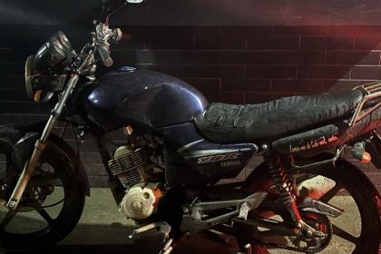 policia-militar-apreende-drogas-e-motocicleta-apos-perseguicao-em-teixeira