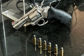 homem-e-flagrado-com-arma-de-fogo-em-bar-na-praca-da-bandeira