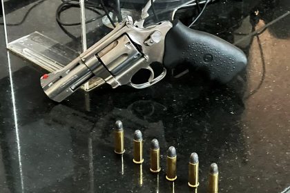 homem-e-flagrado-com-arma-de-fogo-em-bar-na-praca-da-bandeira