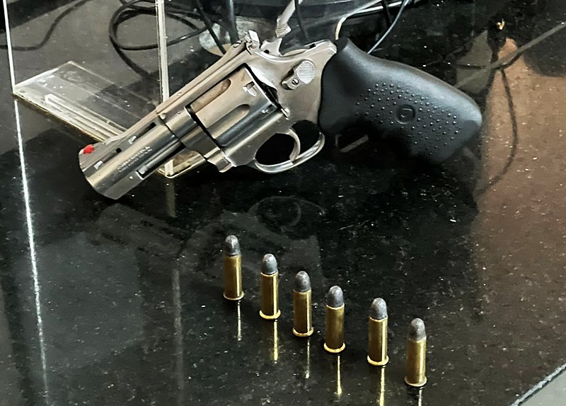 homem-e-flagrado-com-arma-de-fogo-em-bar-na-praca-da-bandeira