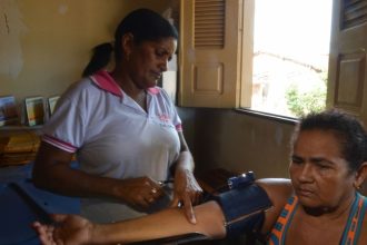 um-terco-dos-medicos-deixou-atencao-primaria-a-saude-entre-2022-e-2024