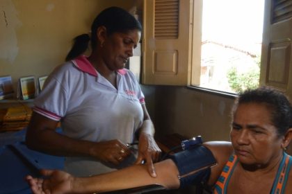 um-terco-dos-medicos-deixou-atencao-primaria-a-saude-entre-2022-e-2024