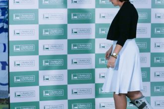 carla-zambelli-deixa-o-brasil-e-diz-que-vai-pedir-licenca-do-mandato