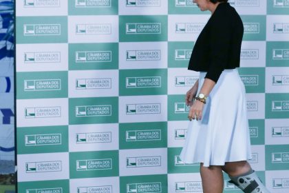 carla-zambelli-deixa-o-brasil-e-diz-que-vai-pedir-licenca-do-mandato