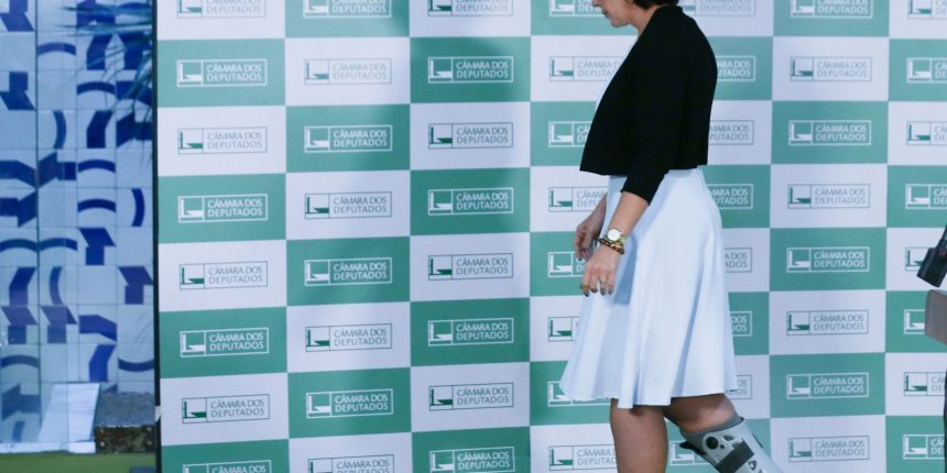 carla-zambelli-deixa-o-brasil-e-diz-que-vai-pedir-licenca-do-mandato