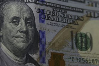 dolar-cai-para-r$-5,63-com-espera-de-medidas-alternativas-ao-iof