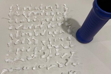 policia-militar-prende-suspeito-com-100-pinos-de-cocaina-em-posto-da-mata