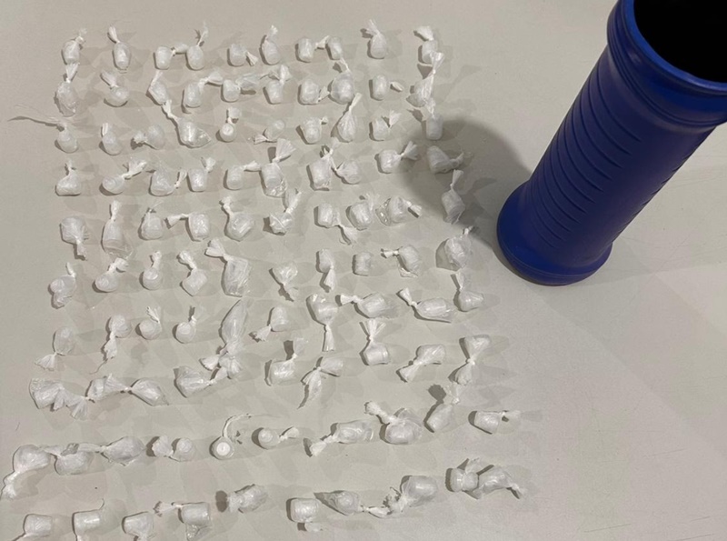 policia-militar-prende-suspeito-com-100-pinos-de-cocaina-em-posto-da-mata