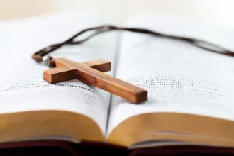 catolicos-sao-maioria-em-todas-idades;-evangelicos-e-sem-religiao-sao-mais-fortes-entre-jovens