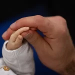 homem-agride-bebe-ao-achar-que-casal-usava-boneca-‘reborn’-para-furar-fila