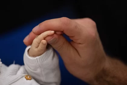 homem-agride-bebe-ao-achar-que-casal-usava-boneca-‘reborn’-para-furar-fila