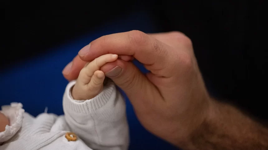 homem-agride-bebe-ao-achar-que-casal-usava-boneca-‘reborn’-para-furar-fila