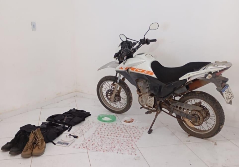 policia-apreende-drogas-e-recupera-veiculo-roubado-em-nova-vicosa