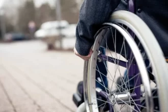 homem-e-preso-apos-circular-com-corpo-do-avo-em-cadeira-de-rodas-pelo-centro-de-manaus