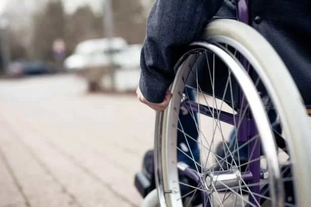 homem-e-preso-apos-circular-com-corpo-do-avo-em-cadeira-de-rodas-pelo-centro-de-manaus