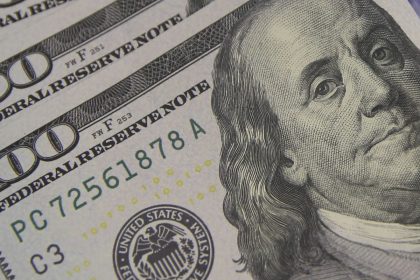 dolar-cai-para-r$-5,56-a-espera-de-pacote-fiscal