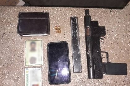 tiros-e-tentativa-de-fuga:-suspeito-e-preso-com-submetralhadora-em-prado