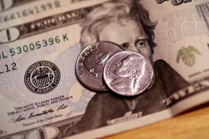 dolar-cai-para-r$-5,53-apos-queda-da-inflacao-nos-eua