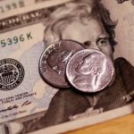 dolar-fica-estavel,-apesar-de-conflito-entre-israel-e-ira