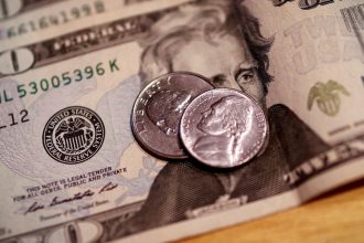 dolar-fica-estavel,-apesar-de-conflito-entre-israel-e-ira