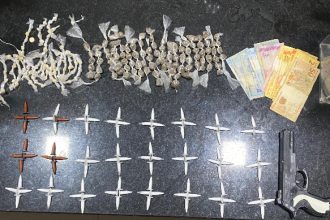 homem-e-preso-com-drogas-e-simulacro-de-arma-de-fogo-em-eunapolis