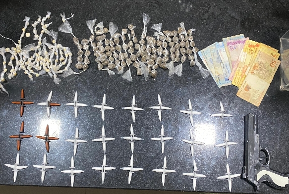 homem-e-preso-com-drogas-e-simulacro-de-arma-de-fogo-em-eunapolis