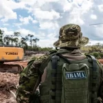 garimpeiros-tentam-fugir-de-operacao-do-ibama-e-esconder-trator-em-mt