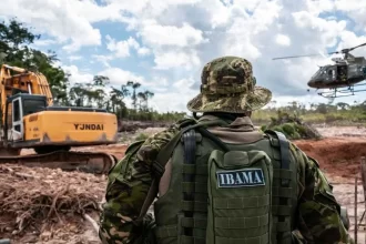 garimpeiros-tentam-fugir-de-operacao-do-ibama-e-esconder-trator-em-mt