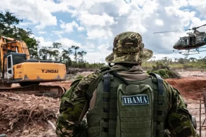 garimpeiros-tentam-fugir-de-operacao-do-ibama-e-esconder-trator-em-mt