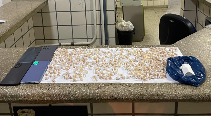 pm-apreende-drogas-e-celulares-em-construcao-abandonada-em-teixeira-de-freitas