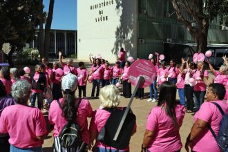 cancer-de-mama:-manifestacao-cobra-acesso-a-tratamento-aprovado-no-sus