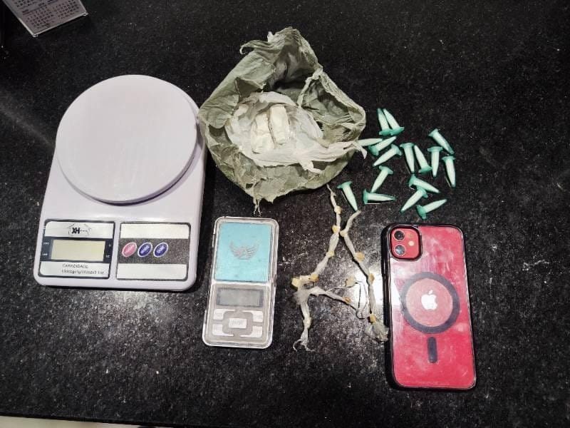 homem-e-preso-por-trafico-de-drogas-no-bairro-pequi