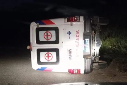 ambulancia-da-prefeitura-de-jucurucu-tomba-em-rodovia-entre-bahia-e-minas-gerais