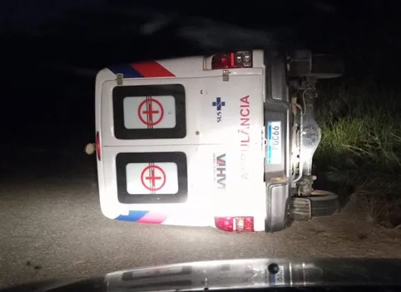 ambulancia-da-prefeitura-de-jucurucu-tomba-em-rodovia-entre-bahia-e-minas-gerais