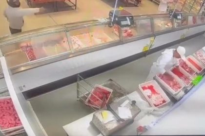 video:-homem-tenta-matar-funcionario-dentro-de-atacadista-em-itamaraju