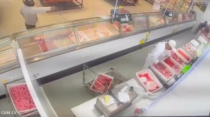 video:-homem-tenta-matar-funcionario-dentro-de-atacadista-em-itamaraju