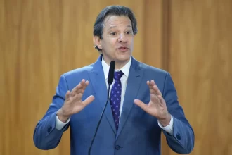 haddad-diz-que-sobretaxas-de-trump-sao-politicas-e-acusa-familia-bolsonaro-de-conspiracao
