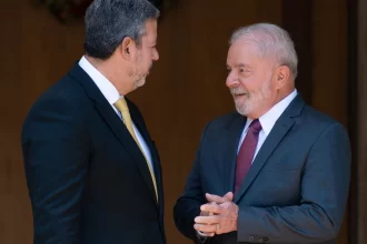 lira-mantem-10%-de-imposto-para-rendas-altas-e-amplia-reducao-de-ir-para-quem-ganha-ate-r$-7.350